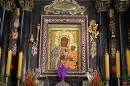  Obraz Matki Bożej Jasnogórskiej w nowej sukni i koronach